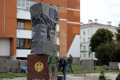 Памятник посвящённый пограничникам всех поколений, разместился на пересечении улиц Завальная и Брестская в Пинске