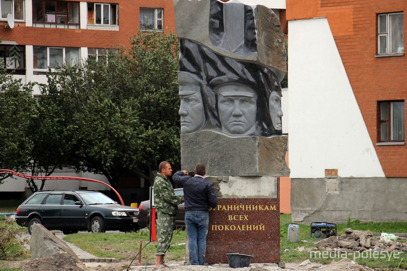 Памятник посвящённый пограничникам всех поколений, разместился на пересечении улиц Завальная и Брестская в Пинске