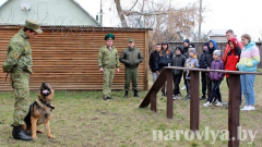 Фотофакт. Во время каникул ребята посетили погранпост «Наровля»