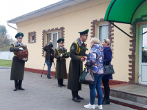 Брестские пограничники поздравляют с Днём матери