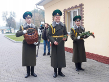 Брестские пограничники поздравляют с Днём матери