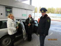 Гродненские таможенники традиционно поздравили женщин на границе