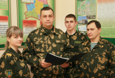Подполковник А. Л. Нарубин (в центре) с военнослужащими А. М. Соловьёвой, И. В. Рыжим, В. А. Грановским.