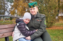 Когда мама — офицер. Браславчанка рассказала, как ей удается совмещать воспитание детей и службу на границе