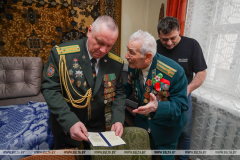 Представители Брестской Краснознаменной пограничной группы поздравили ветерана ВОВ с Днем Победы