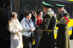 Брестские пограничники поздравили с 8 Марта въезжающих в Беларусь женщин