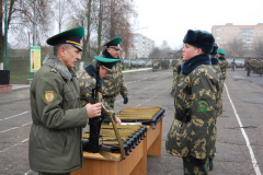 Новобранцам Пинского погранотряда вручили боевое оружие...