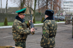 Новобранцам Пинского погранотряда вручили боевое оружие...