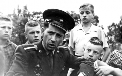 В. М. Кублашвили беседует с мальчишками. Фото 60-х.