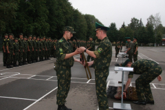 Вручение боевого оружия новому пополнению Института пограничной службы