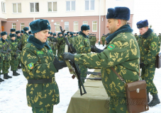 В Гродненской пограничной группе прошел воинский ритуал – вручение оружия новому пополнению