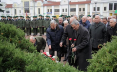 Памятник "Стражам границ" открыли после ремонта в Бресте...