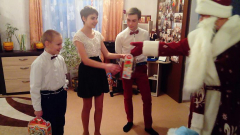 Военнослужащие ОПК "Козловичи" Брестской пограничной группы совместно с дедом Морозом навестили с подарками детский дом