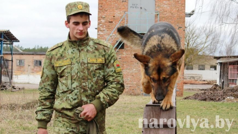 Фотофакт. Во время каникул ребята посетили погранпост «Наровля»