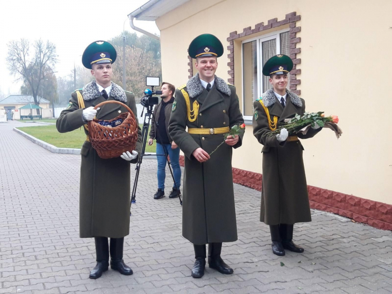 Брестские пограничники поздравляют с Днём матери