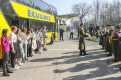 Брестские пограничники поздравили с 8 Марта въезжающих в Беларусь женщин