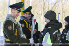 Брестские пограничники поздравили с 8 Марта въезжающих в Беларусь женщин
