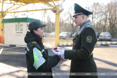 С цветами и оркестром поздравили с 8 Марта брестские пограничники женщин, въезжающих в Беларусь