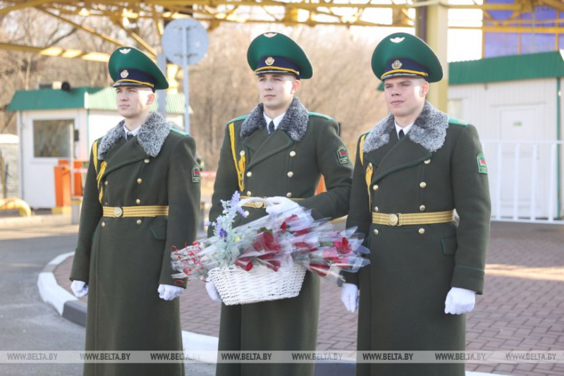 С цветами и оркестром поздравили с 8 Марта брестские пограничники женщин, въезжающих в Беларусь