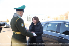С цветами и оркестром поздравили с 8 Марта брестские пограничники женщин, въезжающих в Беларусь