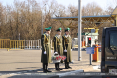 С цветами и оркестром поздравили с 8 Марта брестские пограничники женщин, въезжающих в Беларусь