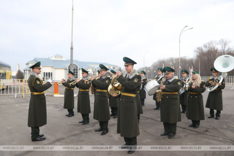 В Бресте въезжающих в Беларусь женщин поздравили пограничники