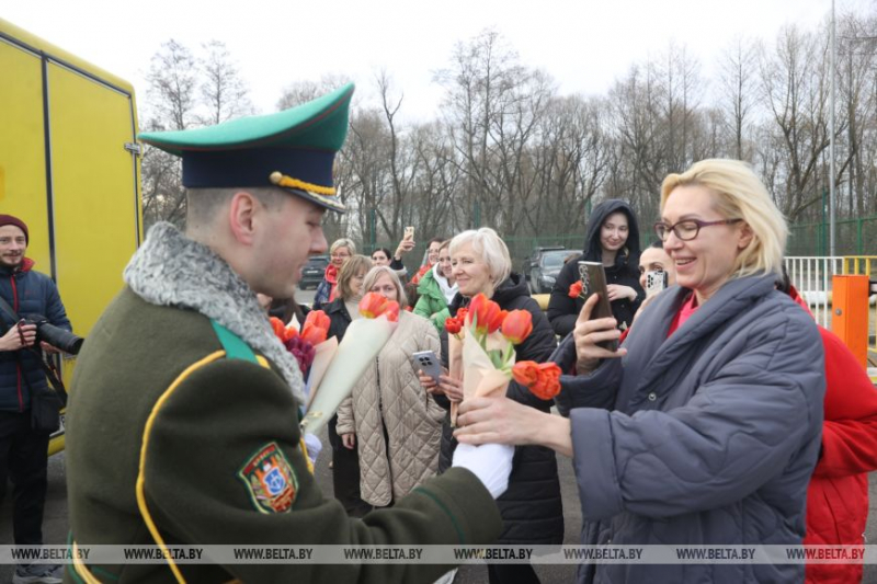 В Бресте въезжающих в Беларусь женщин поздравили пограничники