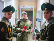 В Пинском пограничном отряде поздравили женщин с 8 Марта под звуки саксофона