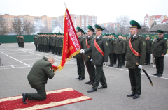 В Пинском пограничном отряде состоялся ритуал прощания с Боевым знаменем