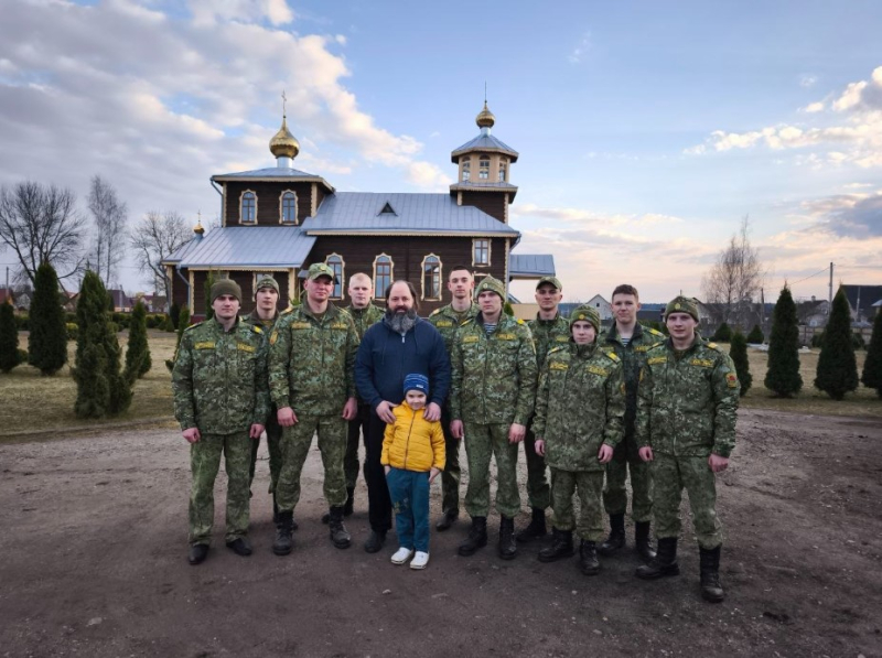 В канун Светлой Пасхи слушатели Института пограничной службы навели порядок у храма в Вороново
