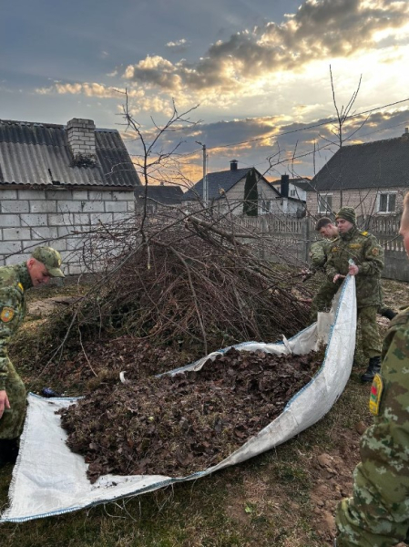 В канун Светлой Пасхи слушатели Института пограничной службы навели порядок у храма в Вороново