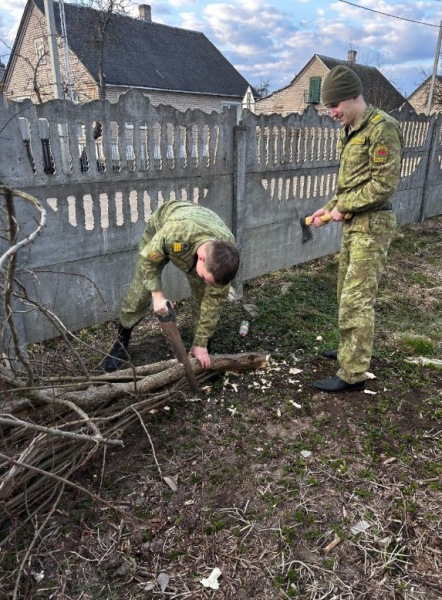 В канун Светлой Пасхи слушатели Института пограничной службы навели порядок у храма в Вороново