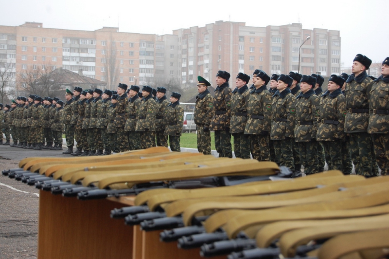 Новобранцам Пинского погранотряда вручили боевое оружие...