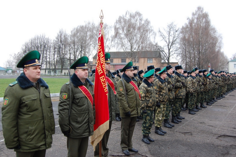 Новобранцам Пинского погранотряда вручили боевое оружие...