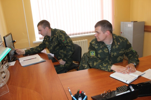 Временно исполняющий обязанности нач. пограничной заставы Лоша Илья ДОРОГОКУПЕЦ (справа) и заместитель начальника Илья Грек.