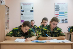 Первый набор девушек в Институт пограничной службы