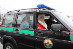 Новогодние персонажи помогали гражданам на белорусско-польской границе пройти таможенный контроль и своевременно успеть домой к