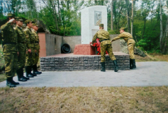 Открытие памятника школе автомобилистов 27 мая 2004 года на острове Пограничном...