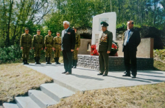 Открытие памятника школе автомобилистов 27 мая 2004 года на острове Пограничном...