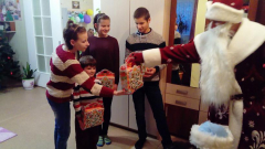 Военнослужащие ОПК "Козловичи" Брестской пограничной группы совместно с дедом Морозом навестили с подарками детский дом